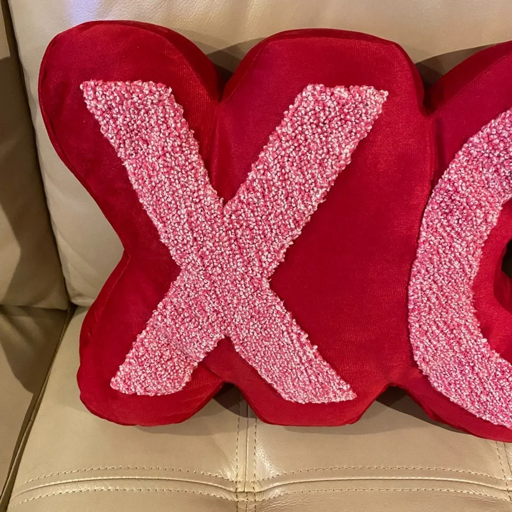 Target Bullseye Valentine’s Day XO Pillow Red & Pink NWT
